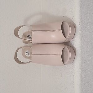 BCBG MAXAZRIA Leather Blush Heels. Size 6.5